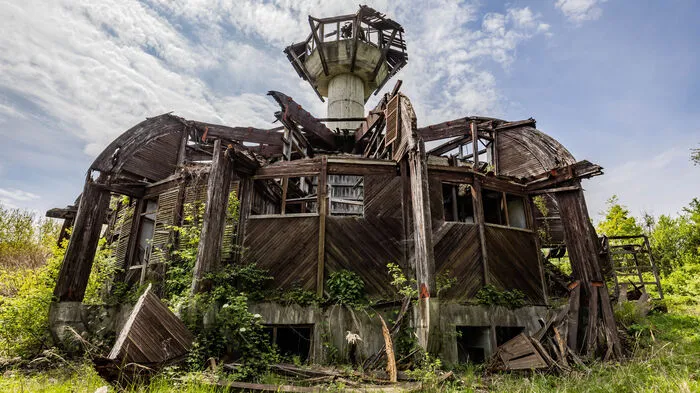 Keine Aussicht auf Wiederaufbau: Das Besucherzentrums im Arboretum Lisičine in Slawonien wurde im Kroatienkrieg 1991 zerschossen.