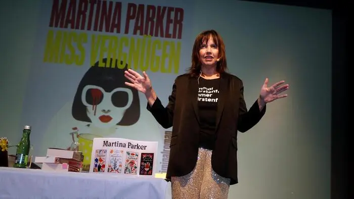 Die österreichische Bestseller-Autorin Martina Parker präsentierte Freitagabend im Fürstenfelder Grabher-Haus ihren mittlerweile sechsten Gartenkrimi mit dem Namen „Anbandelt“.