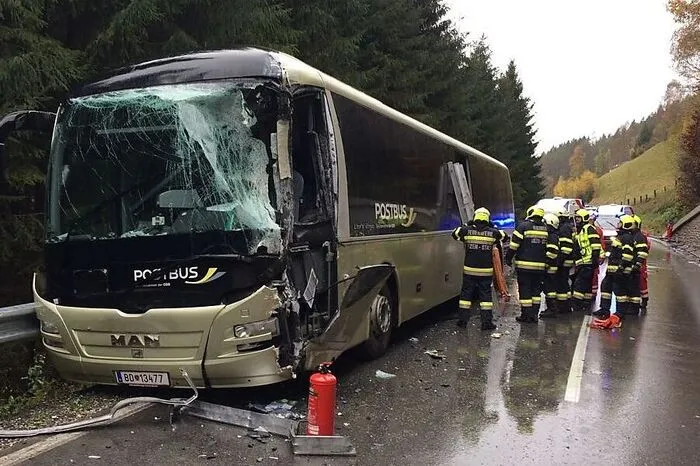 Drei Personen wurden bei dem Zusammenstoß eines Lkw-Anhängers mit dem Reisebus verletzt, darunter auch der Lenker. Gruppe war auf dem Weg nach Admont. Mehr dazu. 