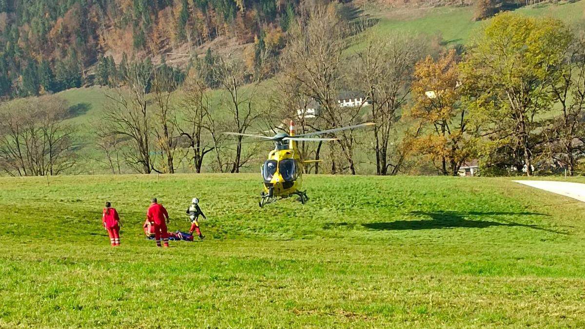 Der Verletzte musste mit dem Hubschrauber ins UKH Klagenfurt geflogen werden.