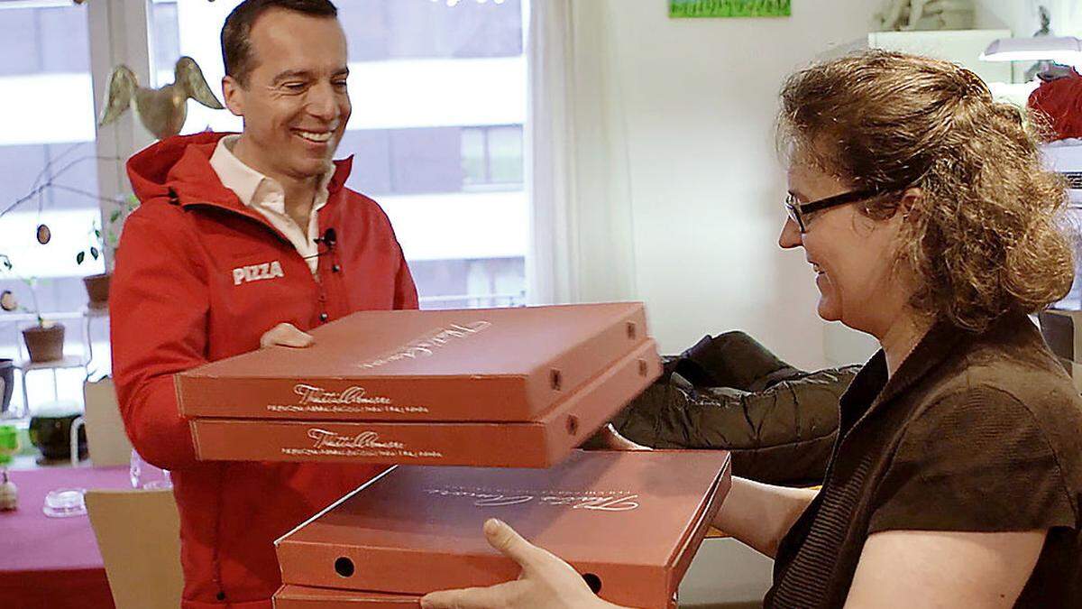 Kanzler Kern als Pizzabote