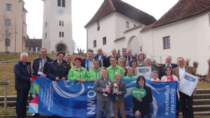 Übergabe der Host Town Urkunde und Fahne an die Vertreter der neuen Programmpartner Marktgemeinde Gamlitz und Schloss Seggau