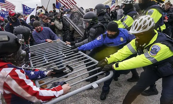 Trump-Anhänger durchbrachen am 6. Jänner Absperrung zum Kapitol