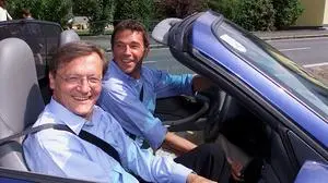 Jörg Haider chauffierte Wolfgang Schüssel im "Koalitions-Cabrio" zum Kufenstechen