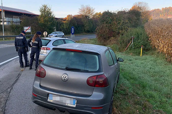 Bei St. Andrä wurden zwei Fahrzeuge gestoppt. Die drei Insassen wurden von der Polizei einvernommen. Der Lenker eines dritten Fahrzeugs flüchtete vor der Polizei.