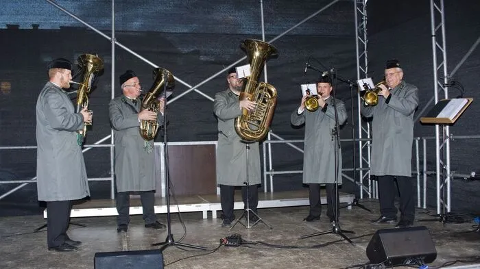 Das Adventdorf in Zeltweg wurde mit dem Adventsingen am Hauptplatz eröffnet. Traditionell eröffneten die Türmbläser der Werkskapelle das Programm. 
