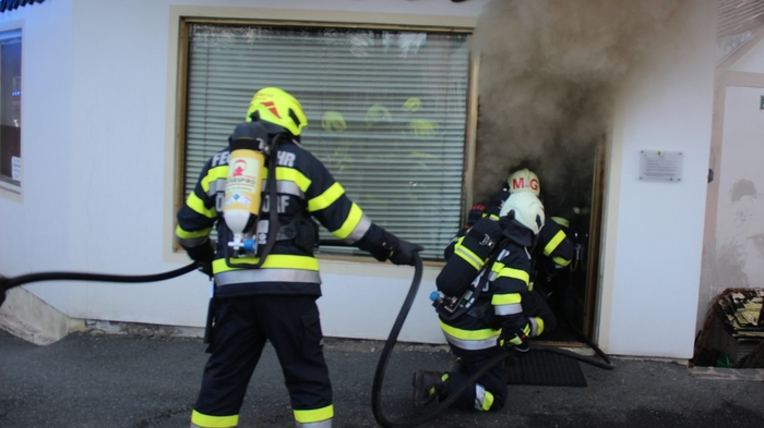 24 Feuerwehrleute der Feuerwehren Hörmsdorf und Eibiswald rückten mit mehreren Fahrzeugen Freitagfrüh zu einem Brandeinsatz aus.