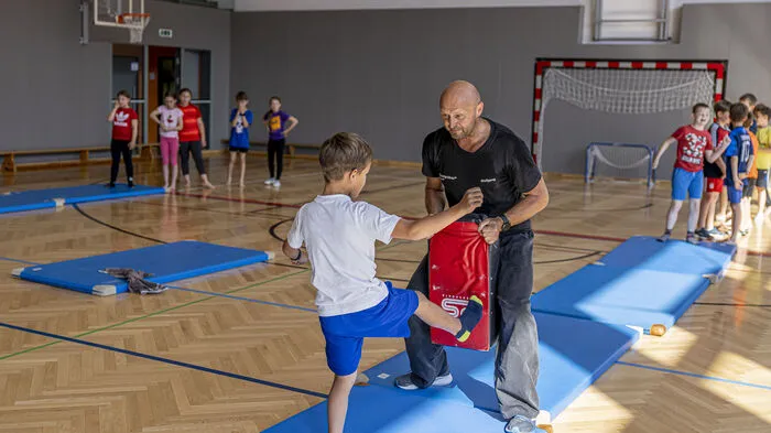 Wolfgang Taferner vom Verein "Ich wehre mich" ist kärntenweit als Trainer tätig. In den vergangenen Wochen trainierte er mit Schülern der Volksschule Friesach.