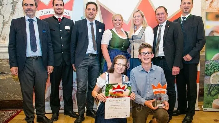 Generalsekretär Josef Plank, Direktvermarktungsberater Michael Hölzl, Bundesrat Peter Raggl,   Petra Moser und Barbara Suntinger (beide LLA Lienz), Leonie Pargger und Michael Steinringer (vorne), LK-Präsident Josef Moosbrugger und Markus Einhauer (Direktor LLA Lienz)