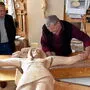 Die Arbeiten am Herrgott aus Holz sind im Finale: Bildhauer Hans Leitner (r.) mit Diethard Zirker vom Greimausschuss