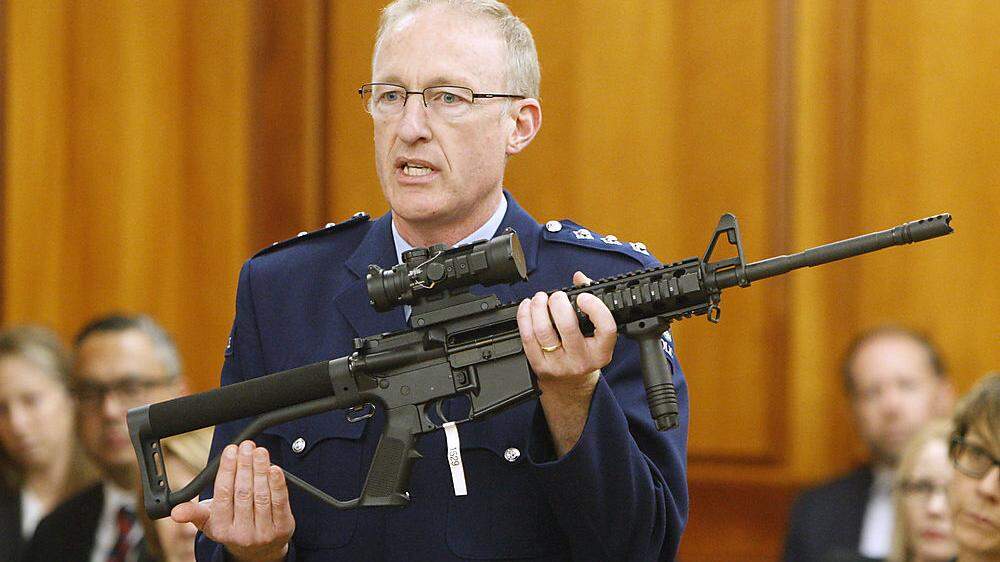 Polizei-Superintendent Mike McIlraith zeigt eine Waffe, ähnlich jener, mit der in Christchurch 51 Menschen ermordet wurden