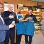 Stadtamtsdirektor Markus Hödl, Personalvertreter Gerald Knauss und Vizebürgermeisterin Andrea Winkelmeier unterstützen die Aktion der Macherei und kaufen für jeden Mitarbeiter der Stadtgemeinde einen Macaron in Blau-Gelb