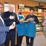Stadtamtsdirektor Markus Hödl, Personalvertreter Gerald Knauss und Vizebürgermeisterin Andrea Winkelmeier unterstützen die Aktion der Macherei und kaufen für jeden Mitarbeiter der Stadtgemeinde einen Macaron in Blau-Gelb