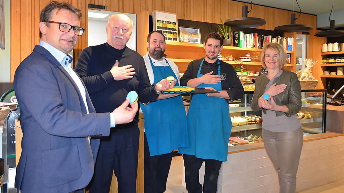 Stadtamtsdirektor Markus Hödl, Personalvertreter Gerald Knauss und Vizebürgermeisterin Andrea Winkelmeier unterstützen die Aktion der Macherei und kaufen für jeden Mitarbeiter der Stadtgemeinde einen Macaron in Blau-Gelb