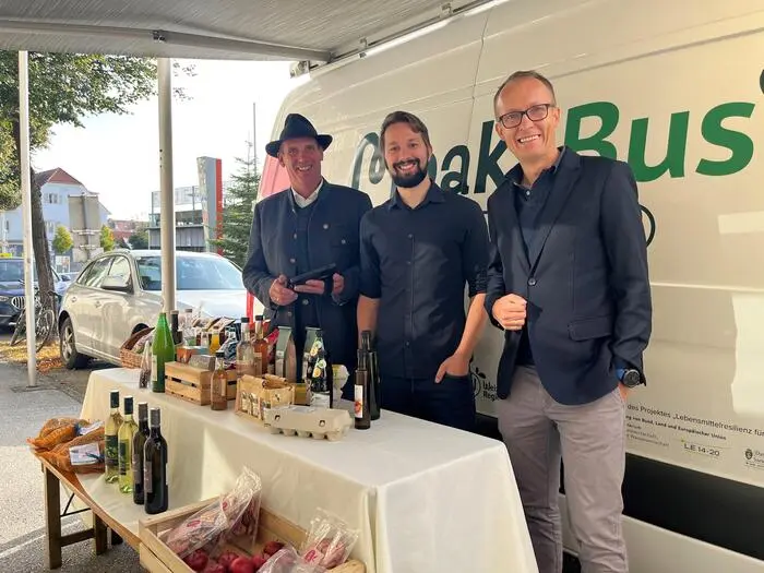 Vor dem neuen Moaktbus: Fahrer Gottfried Heinz, Projektleiter Stephan Pessl und Entwickler Gernot Tändler