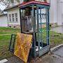 Die gesprengte Telefonzelle im Klagenfurter Goethepark