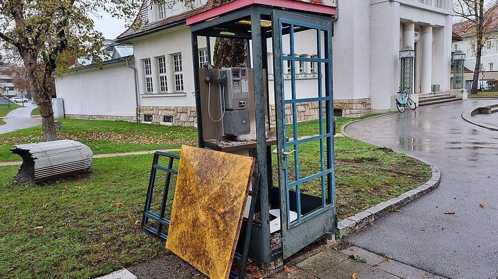 Die gesprengte Telefonzelle im Klagenfurter Goethepark