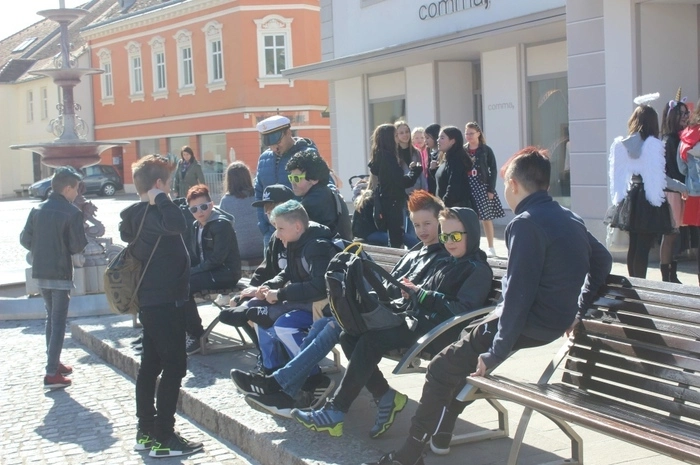 Hunderte Schüler aus dem Bundesschulzentrum strömten nach und nach ins Zentrum.
