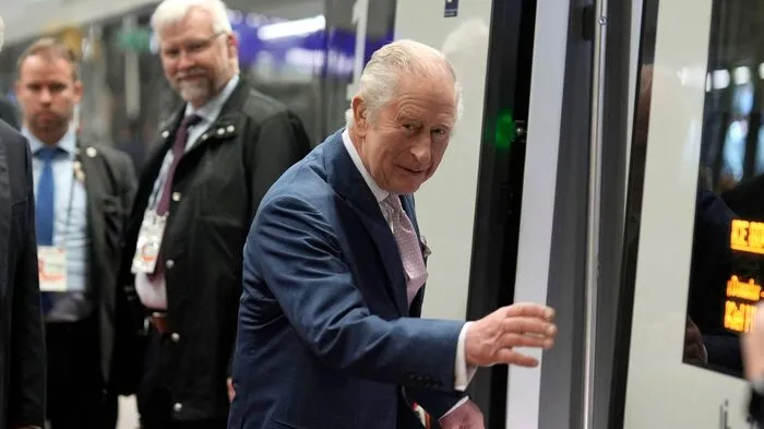Der britische König Charles III. am Hauptbahnhof in Berlin beim Einsteigen in einen Zug auf dem Weg nach Hamburg.