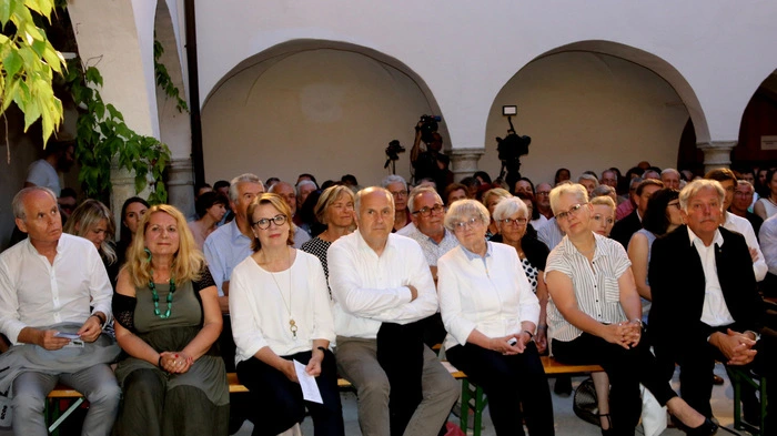 Hunderte Gäste, darunter zahlreiche Ehrengäste, besuchten das beliebte Festival auf Schloss Neuhaus.