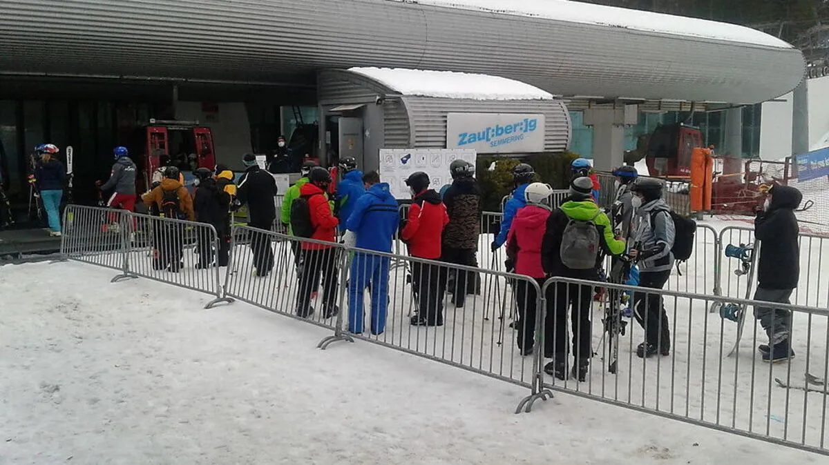 Anstellen, aber mit Abstand: Die Semmering-Hirschenkogel Bergbahnen waren am Wochenende ausgelastet 