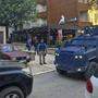 Kosovarische Polizisten durchsuchen ein Restaurant 
