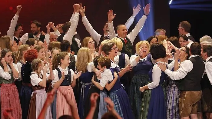 Riesiger Jubel bei den 33 Pöllauern: Die Sängerrunde, im Alter zwischen 14 und 76, gewann "Die große Chance der Chöre".