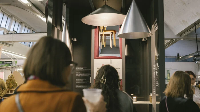 Besucherinnen und Besucher schauen sich eine Installation bei der Vienna Design Week an | Rund 40.000 Besucherinnen und Besucher werden zur „Vienna Design Week“ erwartet. Sie können auch Osttiroler Handwerks- und Designkunst bestaunen