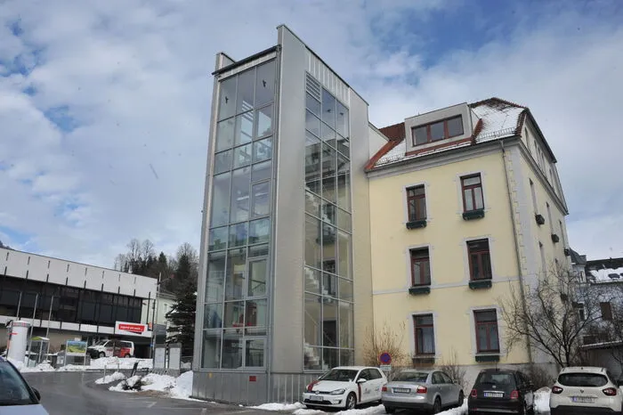 Der Zugang zum Rathaus erfolgt über die Westseite