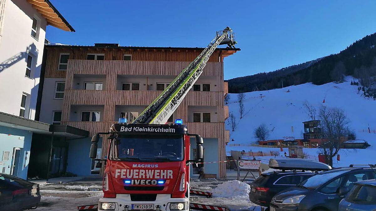 Der Parkplatz musste abgesperrt werden, da die Gefahr weiterer Ziegelstürze gegeben war