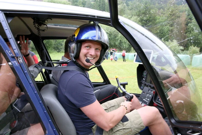 Gesehen wurden unter anderen Skisprung-Olympiasieger Thomas Morgenstern (Foto), Bürgermeister Andreas Grabuschnig, Bezirksfeuerwehrkommandant Friedl Monai, Provisor Sergius Duru sowie Autohändler Horst Pliemitscher. 