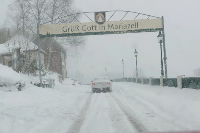 Mariazell begrüßt seine Besucher mit viel, viel Neuschnee.