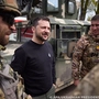 Die Ukraine bereitet unterdessen nach den Worten von Präsident Wolodymyr Selenskyj neue Grenzschutz-Truppen für den Fronteinsatz vor. 