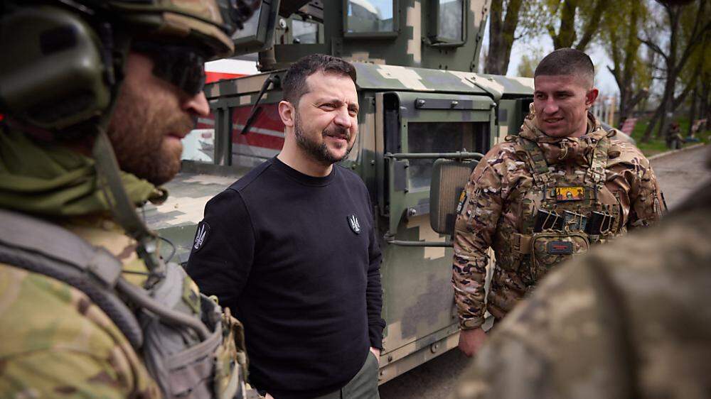 Die Ukraine bereitet unterdessen nach den Worten von Präsident Wolodymyr Selenskyj neue Grenzschutz-Truppen für den Fronteinsatz vor. 