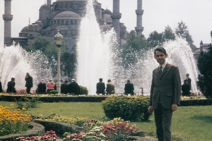 Zwischen 1966 und 1969 arbeitete er als Erzieher am St. Georgskolleg in Istanbul.