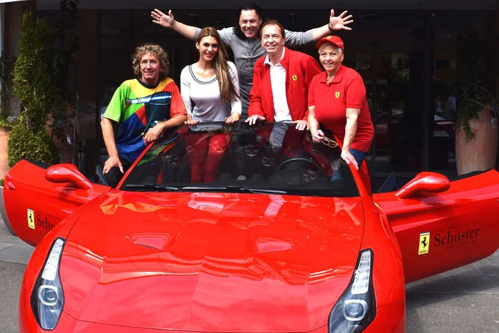Sportwagenopening mit Herz: Christian Huetter, Tony Rei, Romana Martinovic, Heribert Kasper, Jazz Gitti