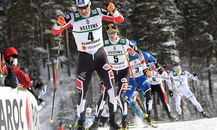 Bernhard Gruber (l./AUT) und Mario Seidl (2.v.l./AUT) auf der Loipe