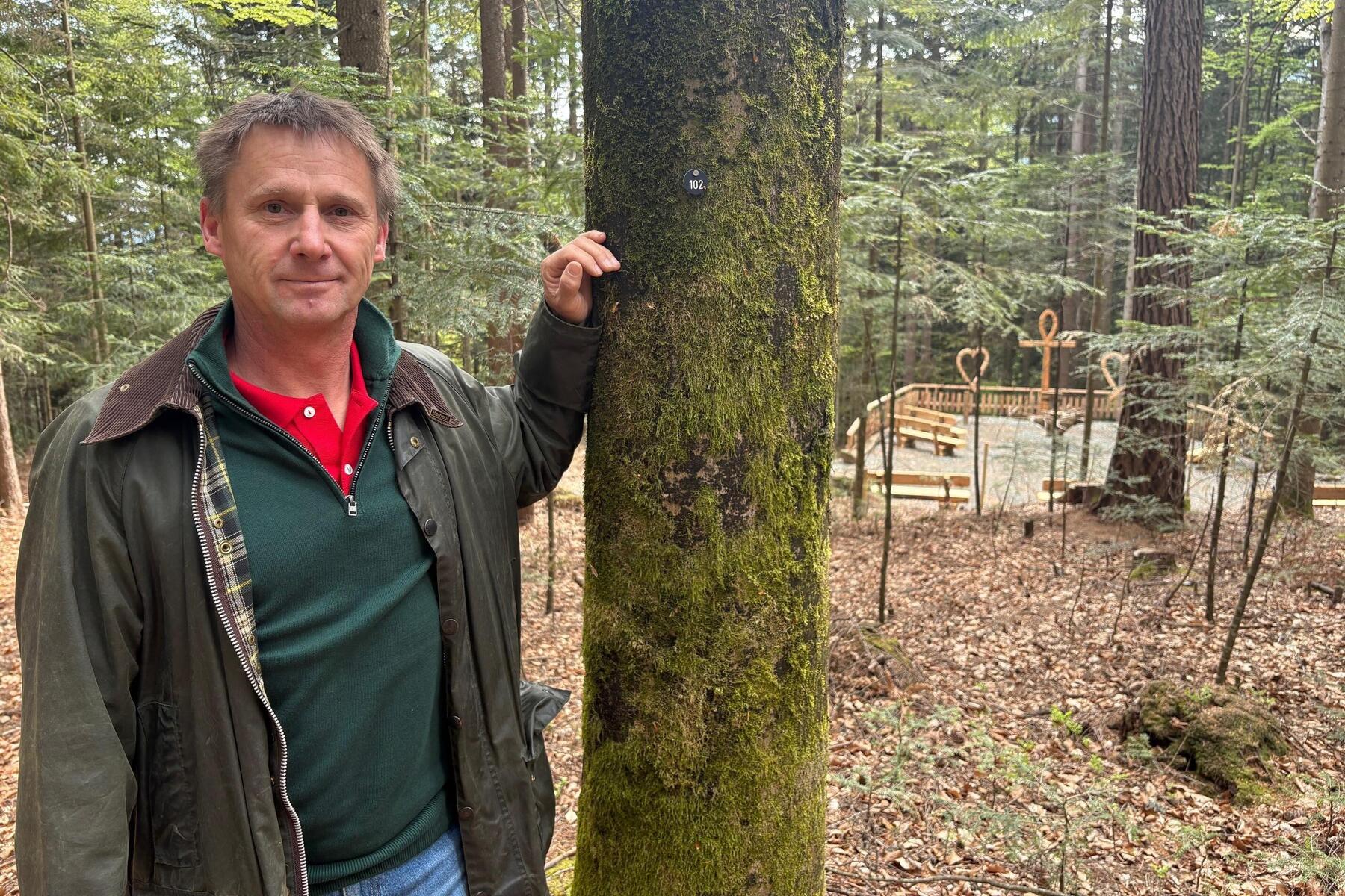 In Eibiswald: Einstiger sportlicher Leiter der Ski-HAK eröffnet Waldfriedhof
