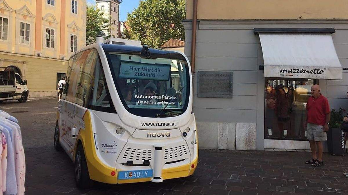 Am Alten Platz verkehrt derzeit ein autonom fahrender Bus