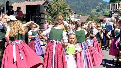 Unter nahezu wolkenlosem Himmel feierten die Gäste des 32. Aicher Kirtags am Samstag die Volkskultur in der Region