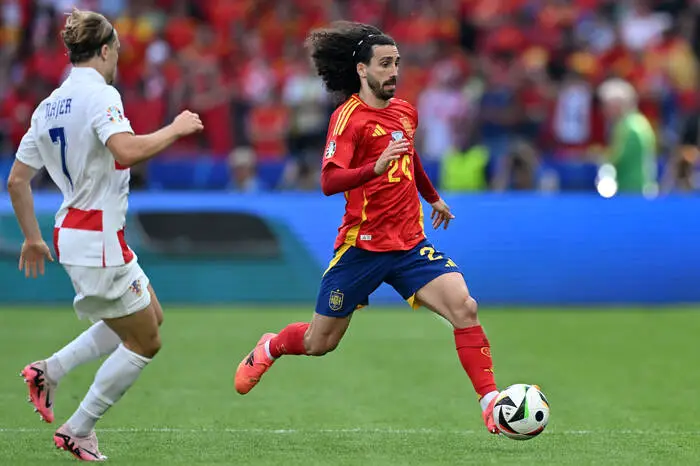 Mit seiner Lockenpracht fällt er auf dem Spielfeld sofort auf: Marc Cucurella.