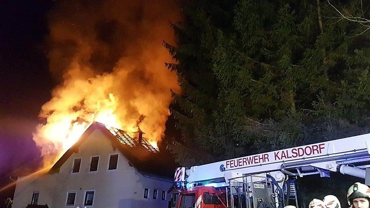 Der Dachstuhl des Hauses stand komplett in Flammen