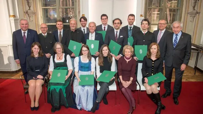 Gruppenbild der diesjährigen Preisträgerinnen und Preisträger mit LH Hermann Schützenhöfer, Gerald Schöpfer und Michael Krainer. Mehr zur Veranstaltung lesen Sie hier.