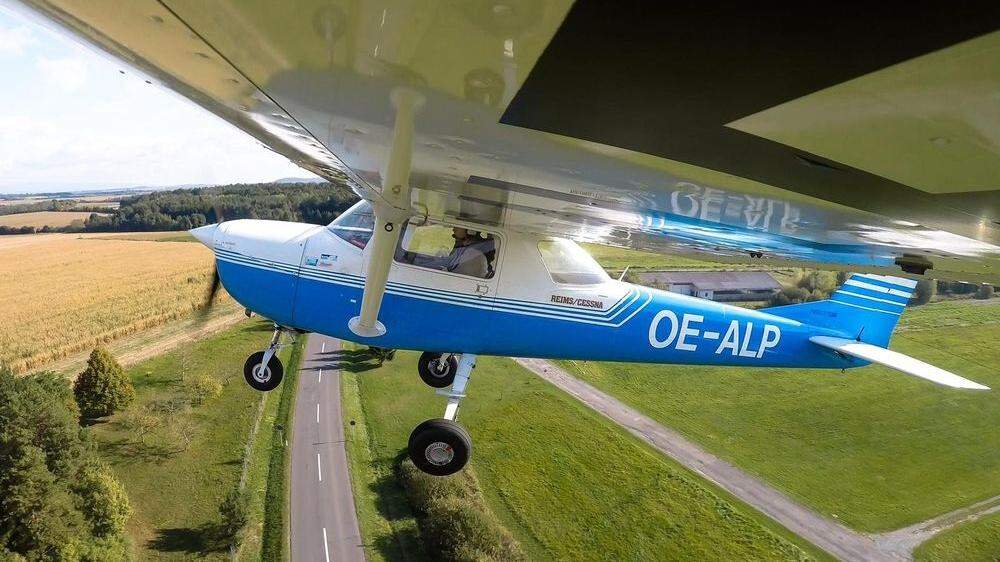 Start mit der zweisitzigen Cessna 150 vom Flugplatz in Punitz. Am Steuer sitzt Paul Wagner