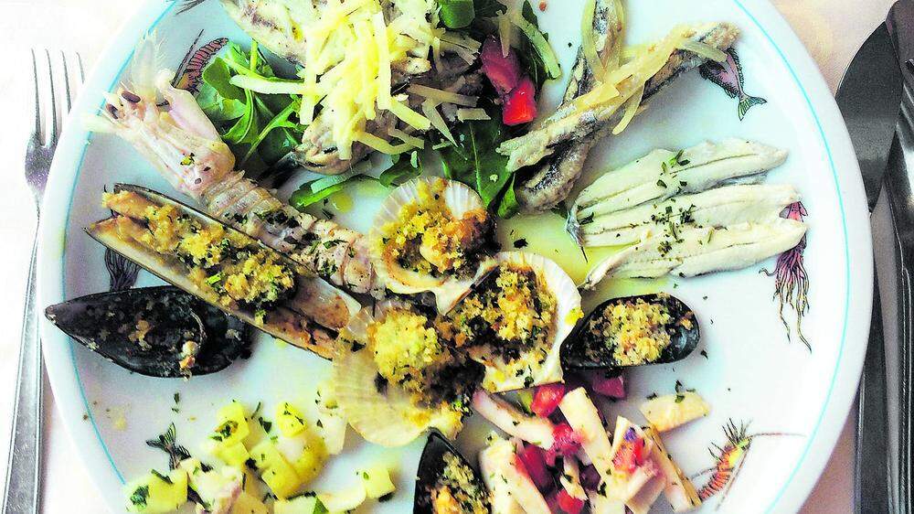 Eine Platte mit roh marinier- ten Fischvor- speisen – was gibt es Köstli- cheres?