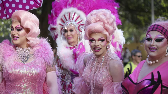 Rund 12.000 Tausende Schwule und Lesben sind in Sydney zur jährlichen Mardi-Gras-Parade auf die Straße gegangen.