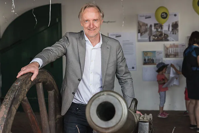 Es ist nicht immer leicht, hinter dem Glitzern seiner Social-Media-Inszenierung die Inhalte zu finden. Da wäre weniger mehr. In der Sache ist er bei Zahlen genauso sattelfest wie in den Kulturagenden. Setzt das Kulturjahr 2020 auf, hat wesentlich Anteil daran, dass Bund und Land beim Grazer ÖV-Ausbau mitzahlen.Note: 2,5