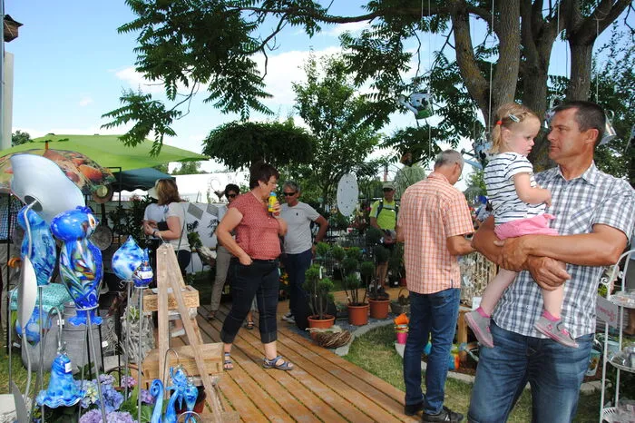 Im Vordergrund stand der gestalterische Anspruch, bei dem die Besucher sich Tipps und Ideen rund um Garten- und Terrassengestaltung, Bäume, Blumen, Pflanzen, Gartenmöbel, Hochbeete und vieles mehr holen konnten.