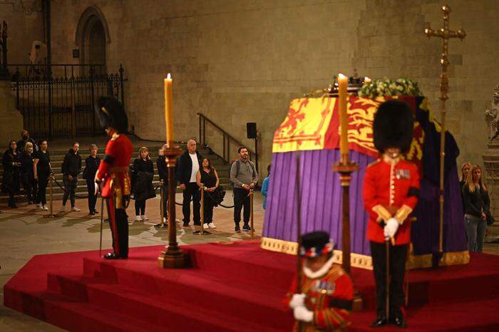 Bis Montagmorgen können die Menschen langsam am Sarg vorbeiziehen und Abschied von der Queen nehmen