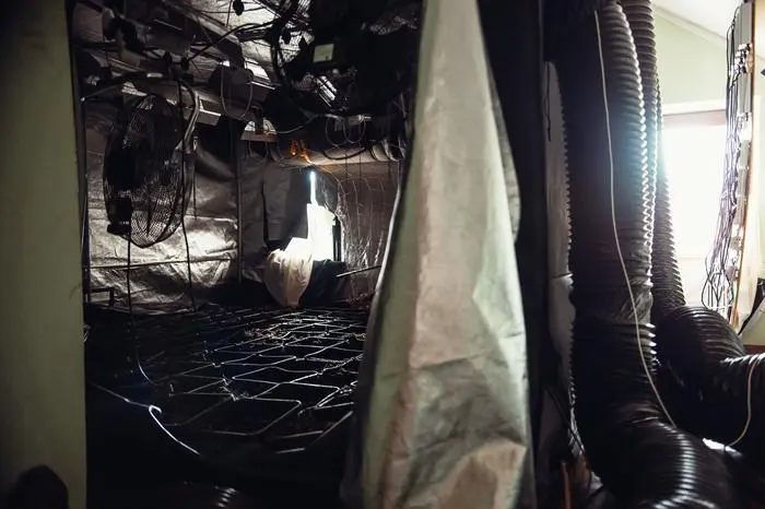 Aufwendig und professionell, doch lange Zeit unbemerkt, wurde der Anbau aufgezogen